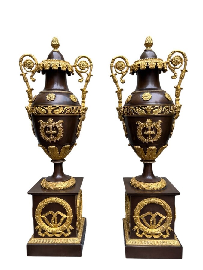 A pair of large Empire gilt bronze / patinated cassolettes from the 19th century. Elegant and rare pair of Empire gilt bronze and patinated cassolettes / vases with lids, early 19th century. Dimensions: Height: 52.5 cm Diameter: 18 cm