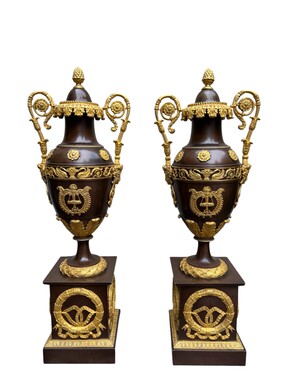 A pair of large Empire gilt bronze / patinated cassolettes from the 19th century. Elegant and rare pair of Empire gilt bronze and patinated cassolettes / vases with lids, early 19th century. Dimensions: Height: 52.5 cm Diameter: 18 cm Size of square base: