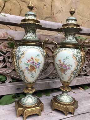 A pair of porcelain/bronze vases around 1900. Sizes : 51 X 19 cm