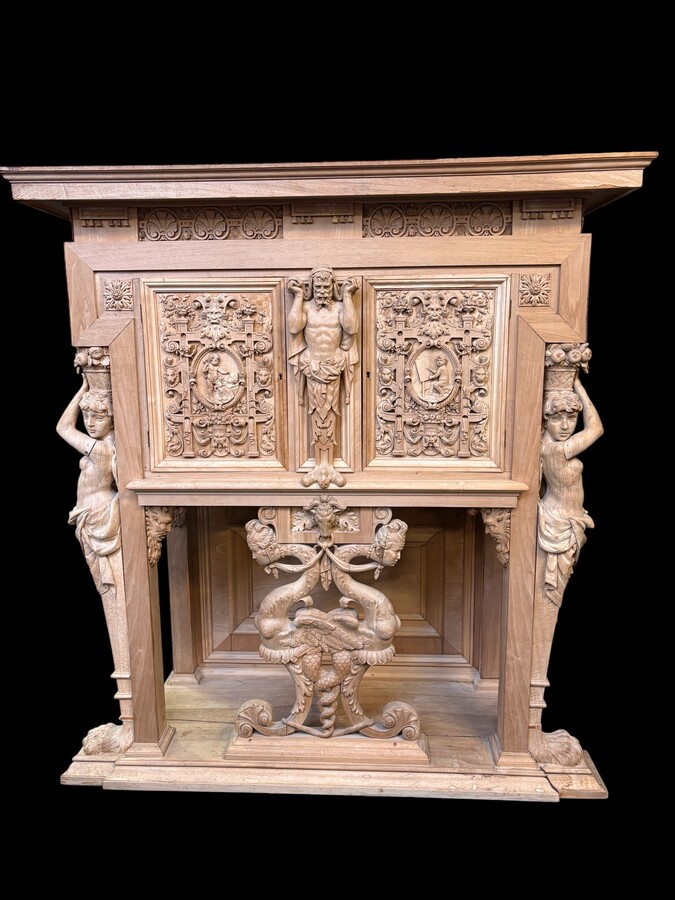 A special Renaissance-style piece of furniture in walnut, 19th century A beautiful piece, very finely carved and decorated with caryatids, lion heads, masks, ornamentation, etc. The piece requires some restoration; a few pieces of wood missing