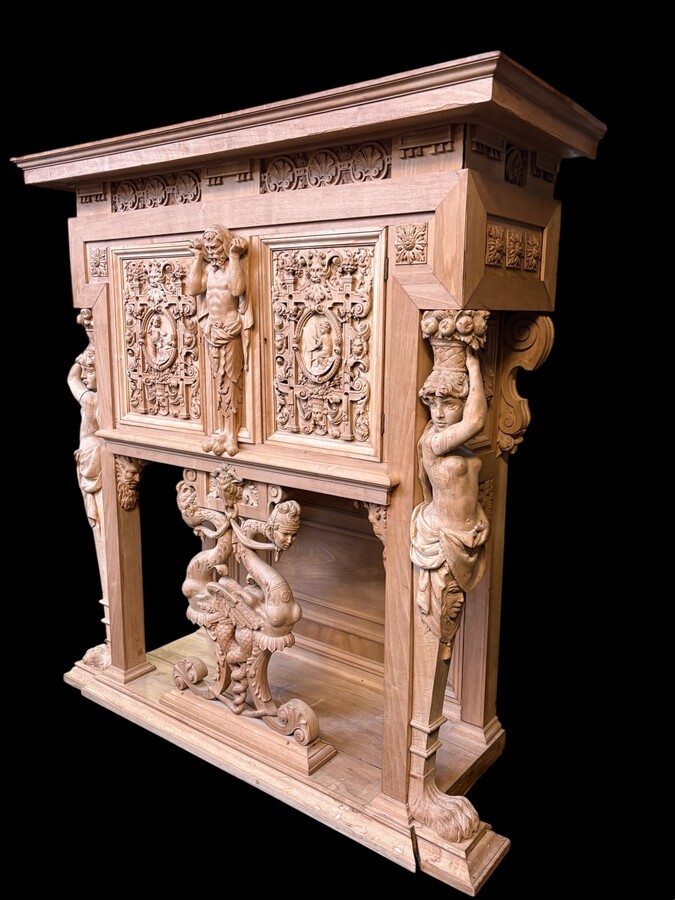 A special Renaissance-style piece of furniture in walnut, 19th century A beautiful piece, very finely carved and decorated with caryatids, lion heads, masks, ornamentation, etc. The piece requires some restoration; a few pieces of wood missing