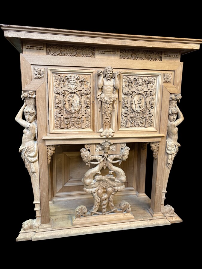 A special Renaissance-style piece of furniture in walnut, 19th century A beautiful piece, very finely carved and decorated with caryatids, lion heads, masks, ornamentation, etc. The piece requires some restoration; a few pieces of wood missing