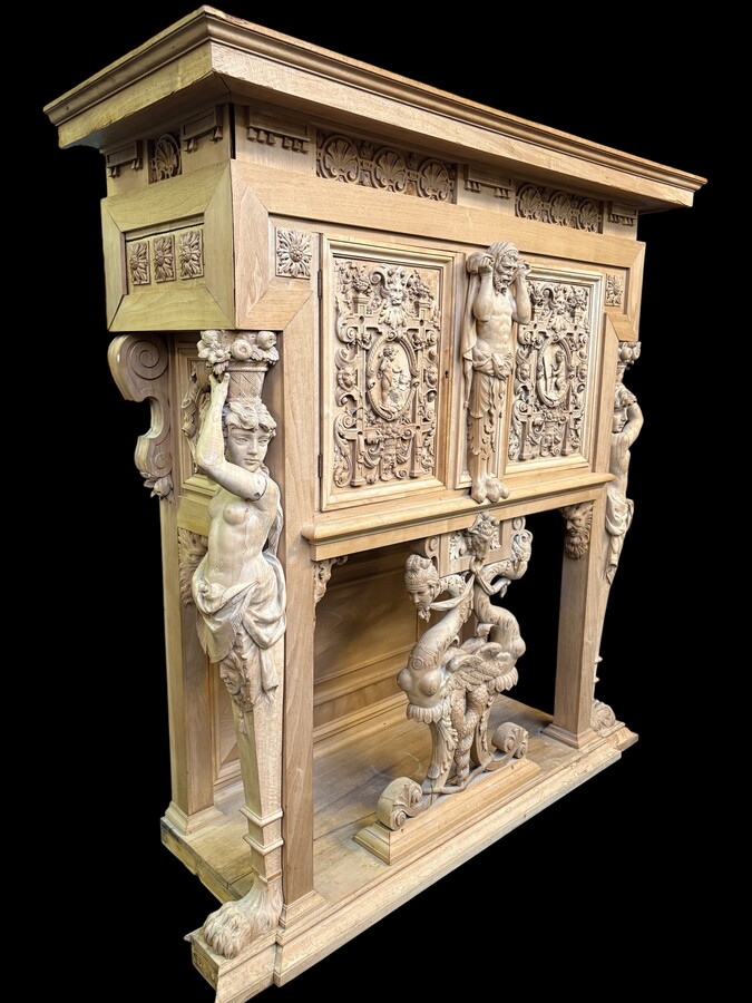 A special Renaissance-style piece of furniture in walnut, 19th century A beautiful piece, very finely carved and decorated with caryatids, lion heads, masks, ornamentation, etc. The piece requires some restoration; a few pieces of wood missing