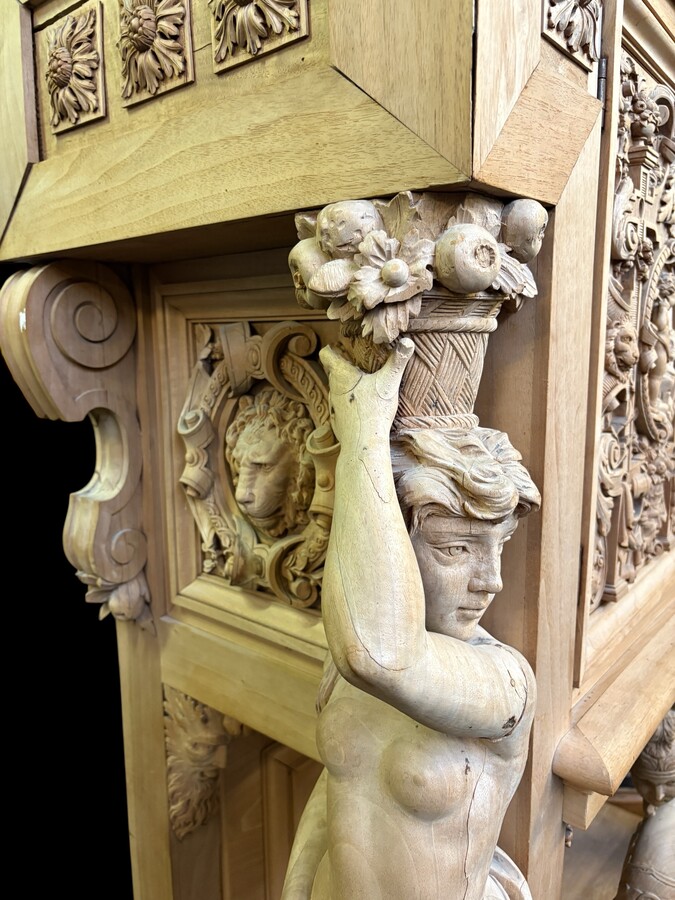 A special Renaissance-style piece of furniture in walnut, 19th century A beautiful piece, very finely carved and decorated with caryatids, lion heads, masks, ornamentation, etc. The piece requires some restoration; a few pieces of wood missing