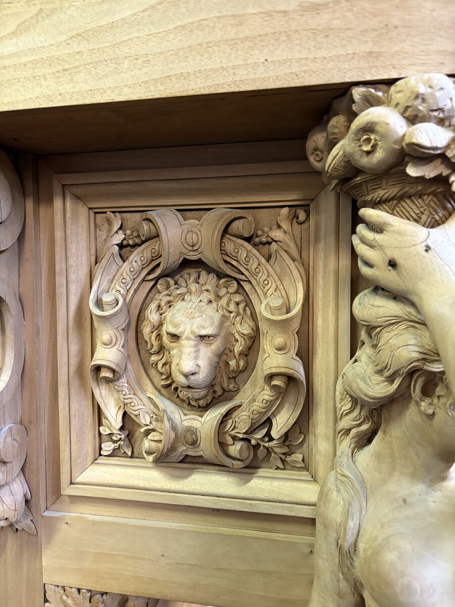 A special Renaissance-style piece of furniture in walnut, 19th century A beautiful piece, very finely carved and decorated with caryatids, lion heads, masks, ornamentation, etc. The piece requires some restoration; a few pieces of wood missing