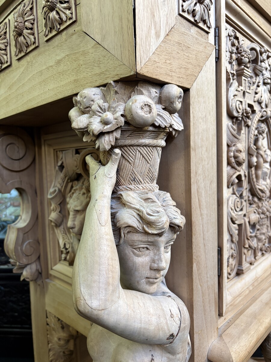 A special Renaissance-style piece of furniture in walnut, 19th century A beautiful piece, very finely carved and decorated with caryatids, lion heads, masks, ornamentation, etc. The piece requires some restoration; a few pieces of wood missing
