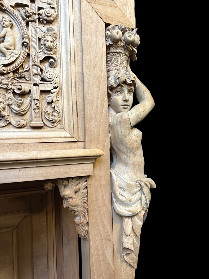 A special Renaissance-style piece of furniture in walnut, 19th century A beautiful piece, very finely carved and decorated with caryatids, lion heads, masks, ornamentation, etc. The piece requires some restoration; a few pieces of wood missing