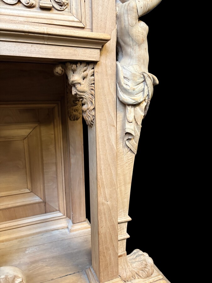 A special Renaissance-style piece of furniture in walnut, 19th century A beautiful piece, very finely carved and decorated with caryatids, lion heads, masks, ornamentation, etc. The piece requires some restoration; a few pieces of wood missing