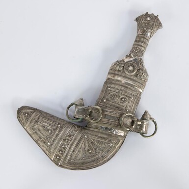 A very finely worked Omani silver Khanjar dagger with a richly decorated scabbard and hilt, the fittings show fine silver filigree and spinning work including floral motifs, geometric designs and hammered accents, the back is covered. 