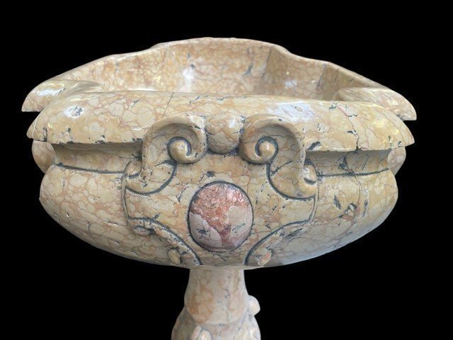Beautiful baptismal font / jardinière in Verona marble 18th century. Decorative object in Sienna marble with a beautiful design. The baptismal font consists of 2 parts
