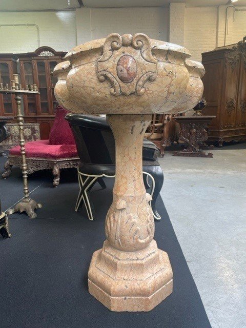Beautiful baptismal font / jardinière in Verona marble 18th century. Decorative object in Sienna marble with a beautiful design. The baptismal font consists of 2 parts