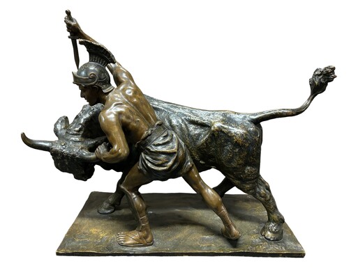 Beautiful bronze sculpture depicting a Gladiator fighting with a bull. Vienna, c. 1900. Signed and inscribed: Toison fec. With foundry stamp: Thenn Vienna copy right. Brown patinated bronze. Dimensions : Height : 40 cm. Width : 52 cm Depth : 21 cm Quality