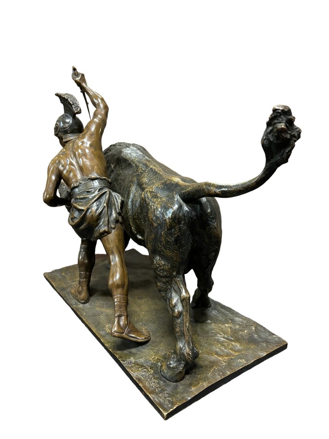 Beautiful bronze sculpture depicting a Gladiator fighting with a bull. Vienna, c. 1900. Signed and inscribed: Toison fec. With foundry stamp: Thenn Vienna copy right. Brown patinated bronze. Dimensions : Height : 40 cm. Width : 52 cm Depth : 21 cm Quality