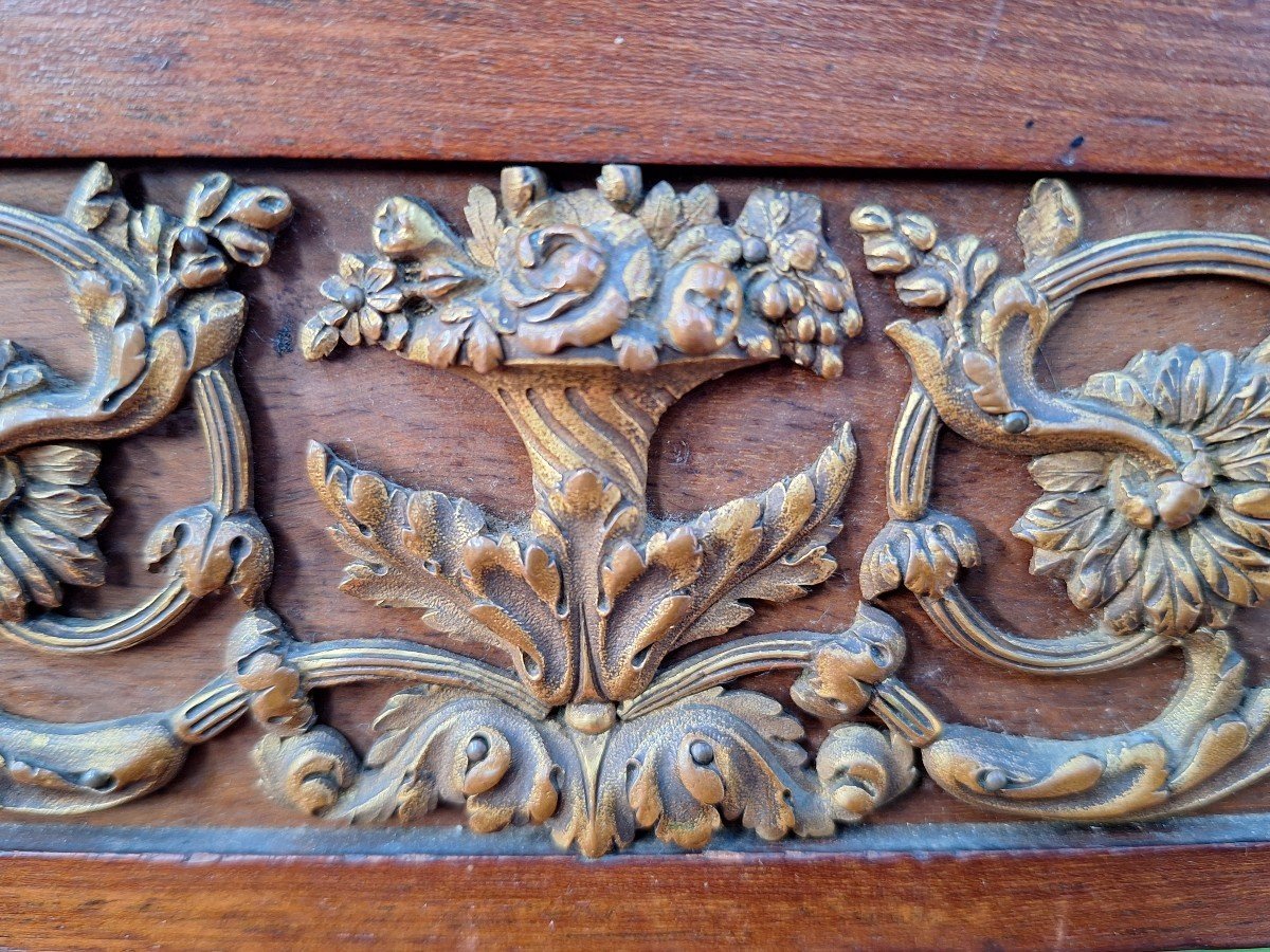 Beautiful Louis XVI style coffee table/desk after Jean-Henri Riesener, 19th century. High-quality desk with parquet top, equipped with a large drawer and decorated with very refined bronze decorations and ornaments.