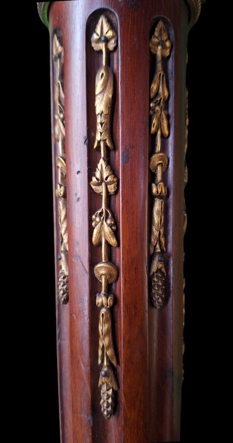 Beautiful Louis XVI style coffee table/desk after Jean-Henri Riesener, 19th century. High-quality desk with parquet top, equipped with a large drawer and decorated with very refined bronze decorations and ornaments.