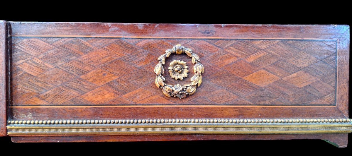 Beautiful Louis XVI style coffee table/desk after Jean-Henri Riesener, 19th century. High-quality desk with parquet top, equipped with a large drawer and decorated with very refined bronze decorations and ornaments.