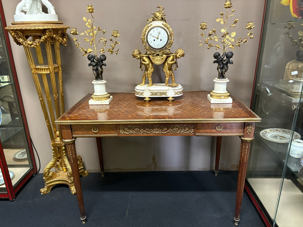 Beautiful Louis XVI style coffee table/desk after Jean-Henri Riesener, 19th century. High-quality desk with parquet top, equipped with a large drawer and decorated with very refined bronze decorations and ornaments.