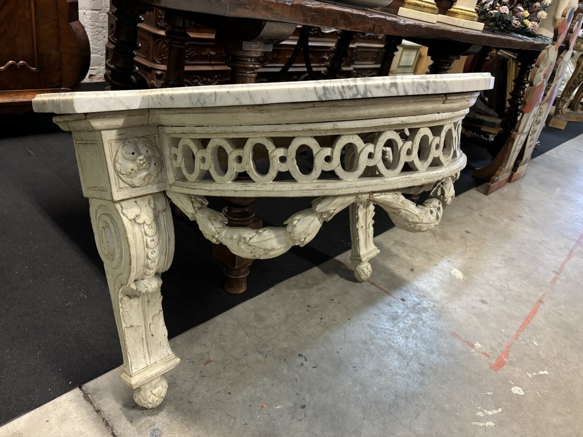 Beautiful Louis XVI style wall console in 18th century painted wood. Very decorative curved console in the Louis XVI style, decorated with girlandes with its original white marble. Dimensions : Height : 62 cm Width : 94,5 cm Depth : 51 cm