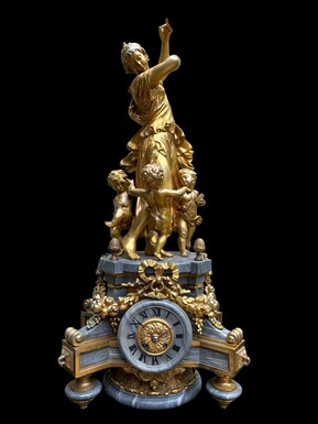Beautiful mantel clock ‘ Woman with 3 putti ’ in gilt metal 19th century Special mantel clock woman with puttis playing music in gilt metal on a beautiful large pedestal in marble. Signed Philippe H. Mourey 