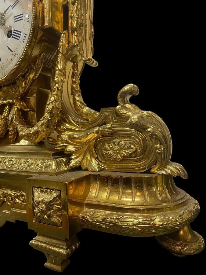 Bronze mantelpiece in the Louis XVI style 19th century. Good condition, movement to be checked, 2 wicks missing. Dimensions Clock : Height : 50 cm Width : 46 cm Depth : 18 cm Height of candelabra : 58 cm