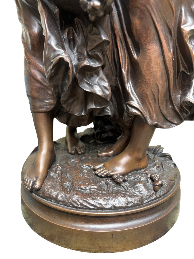 bronze sculpture depicting a young woman with a little girl carrying a basket of flowers. Very finely detailed, signed by Hippolyte Moreau and has a beautiful brown patina. François-Hippolyte Moreau (Dijon 1832–Neuilly-sur-Seine 1926) 