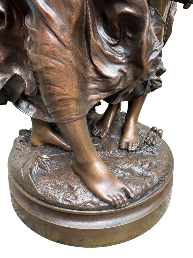 bronze sculpture depicting a young woman with a little girl carrying a basket of flowers. Very finely detailed, signed by Hippolyte Moreau and has a beautiful brown patina. François-Hippolyte Moreau (Dijon 1832–Neuilly-sur-Seine 1926) 
