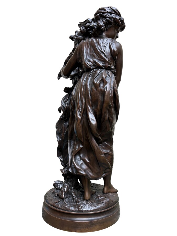 bronze sculpture depicting a young woman with a little girl carrying a basket of flowers. Very finely detailed, signed by Hippolyte Moreau and has a beautiful brown patina. François-Hippolyte Moreau (Dijon 1832–Neuilly-sur-Seine 1926) 