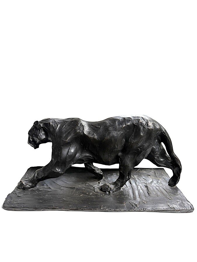 Bronze sculpture of a panther, 20th century A beautiful sculpture depicting a panther, cast in bronze using the lost-wax technique. Dimensions: Length: 47 cm Height: 22.5 cm Depth: 21.5 cm In very good condition