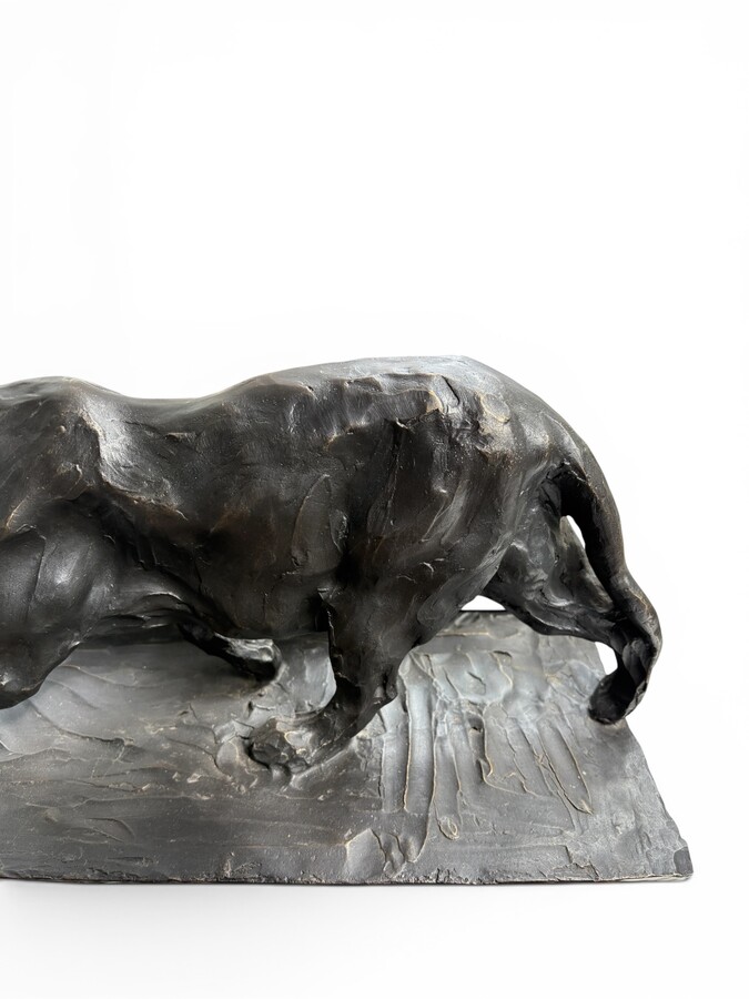 Bronze sculpture of a panther, 20th century A beautiful sculpture depicting a panther, cast in bronze using the lost-wax technique. Dimensions: Length: 47 cm Height: 22.5 cm Depth: 21.5 cm In very good condition