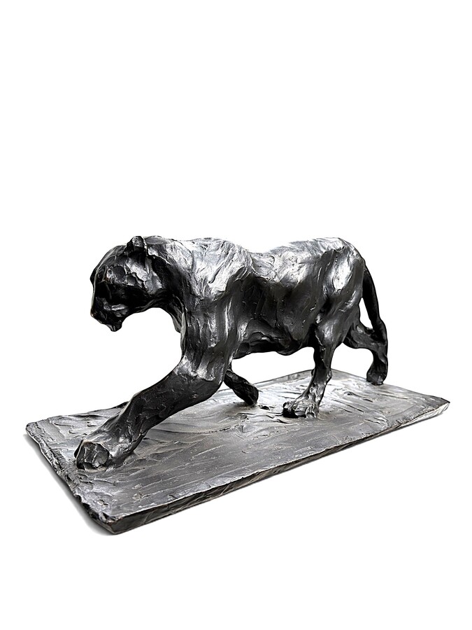 Bronze sculpture of a panther, 20th century A beautiful sculpture depicting a panther, cast in bronze using the lost-wax technique. Dimensions: Length: 47 cm Height: 22.5 cm Depth: 21.5 cm In very good condition