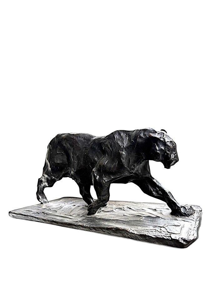 Bronze sculpture of a panther, 20th century A beautiful sculpture depicting a panther, cast in bronze using the lost-wax technique. Dimensions: Length: 47 cm Height: 22.5 cm Depth: 21.5 cm In very good condition