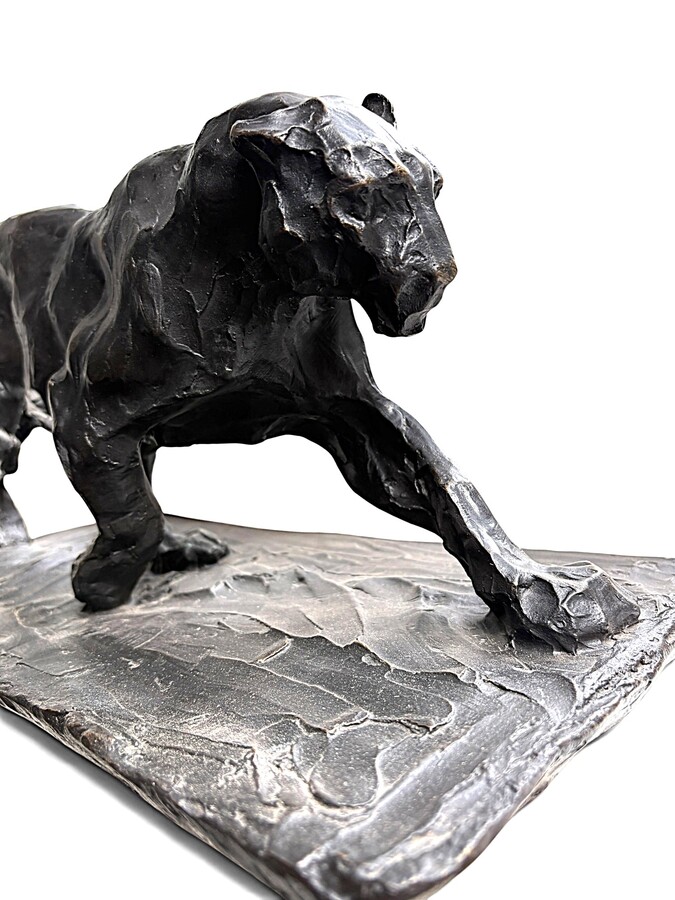 Bronze sculpture of a panther, 20th century A beautiful sculpture depicting a panther, cast in bronze using the lost-wax technique. Dimensions: Length: 47 cm Height: 22.5 cm Depth: 21.5 cm In very good condition