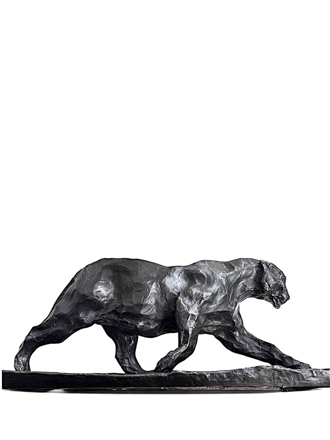 Bronze sculpture of a panther, 20th century A beautiful sculpture depicting a panther, cast in bronze using the lost-wax technique. Dimensions: Length: 47 cm Height: 22.5 cm Depth: 21.5 cm In very good condition