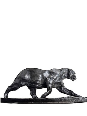 Bronze sculpture of a panther, 20th century A beautiful sculpture depicting a panther, cast in bronze using the lost-wax technique. Dimensions: Length: 47 cm Height: 22.5 cm Depth: 21.5 cm In very good condition