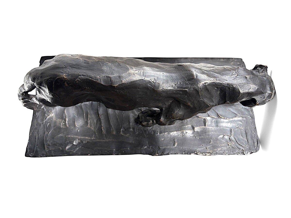 Bronze sculpture of a panther, 20th century A beautiful sculpture depicting a panther, cast in bronze using the lost-wax technique. Dimensions: Length: 47 cm Height: 22.5 cm Depth: 21.5 cm In very good condition
