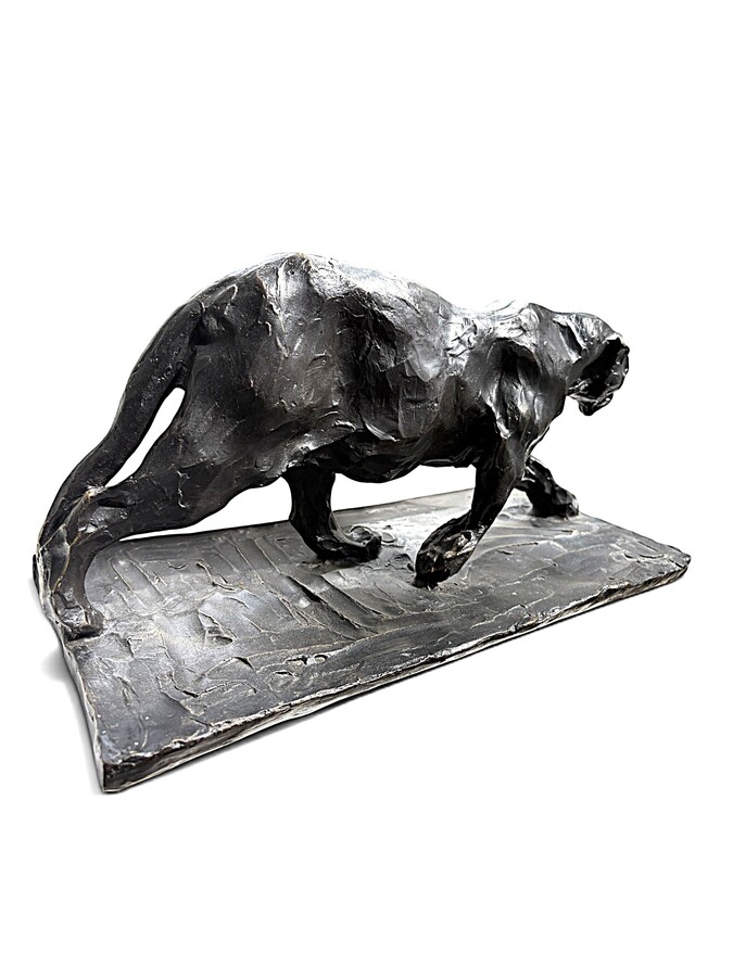 Bronze sculpture of a panther, 20th century A beautiful sculpture depicting a panther, cast in bronze using the lost-wax technique. Dimensions: Length: 47 cm Height: 22.5 cm Depth: 21.5 cm In very good condition