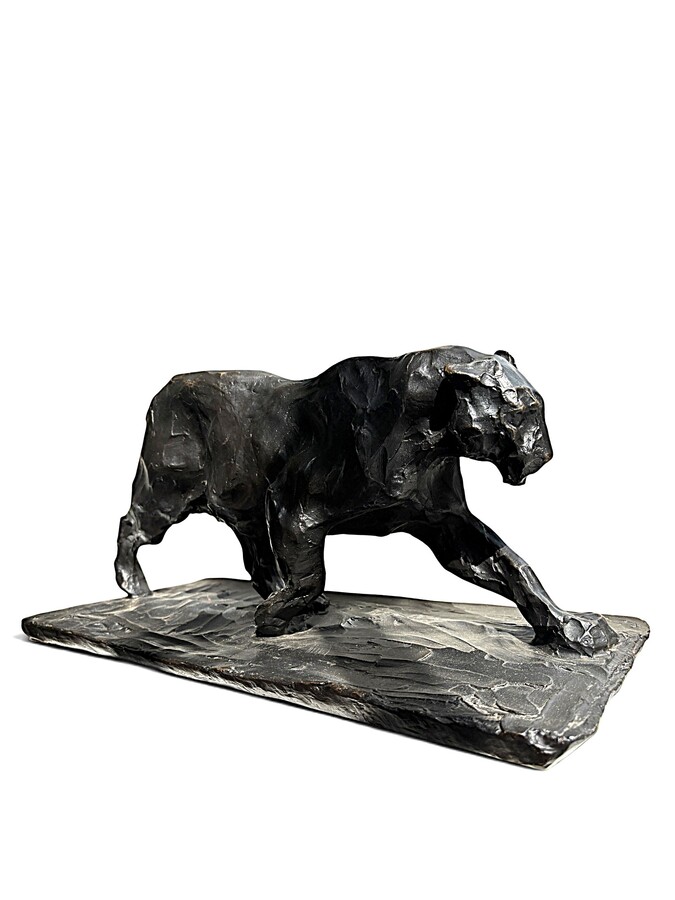 Bronze sculpture of a panther, 20th century A beautiful sculpture depicting a panther, cast in bronze using the lost-wax technique. Dimensions: Length: 47 cm Height: 22.5 cm Depth: 21.5 cm In very good condition
