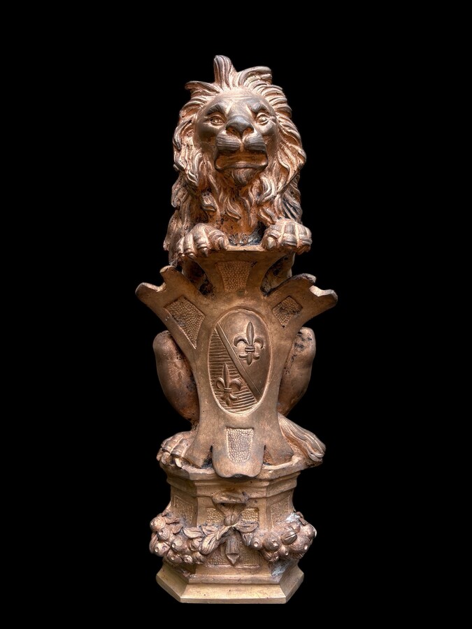 Bronze statuette representing a lion with a coat of arms decorated with a fleur-de-lis, dating from the 19th century. Decorative statuette of French origin dating from the late 19th century. In good condition, the gilding is worn. 