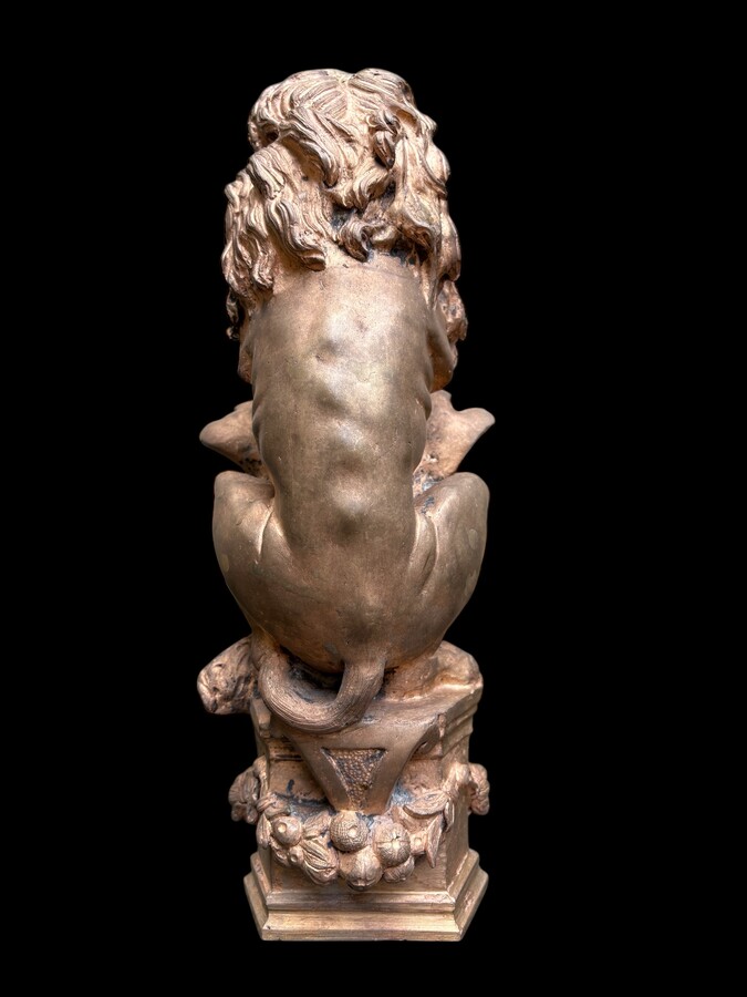 Bronze statuette representing a lion with a coat of arms decorated with a fleur-de-lis, dating from the 19th century. Decorative statuette of French origin dating from the late 19th century. In good condition, the gilding is worn. 