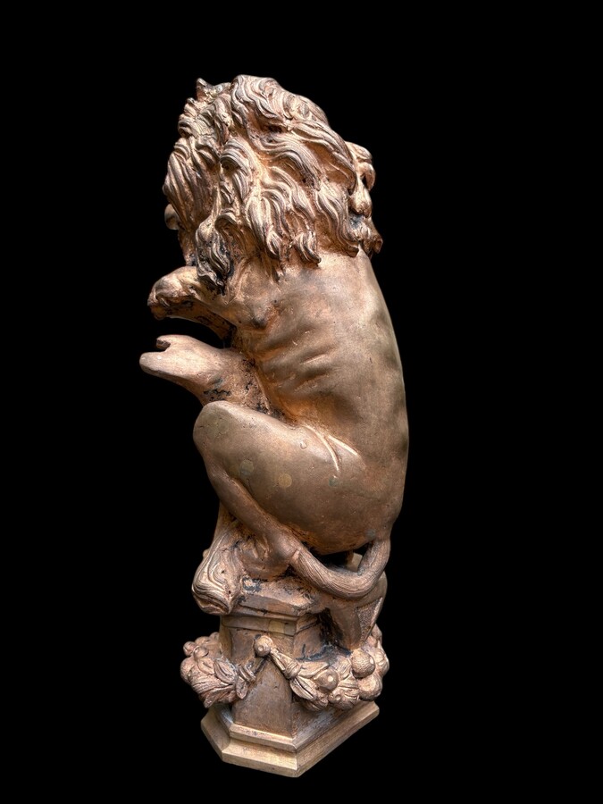 Bronze statuette representing a lion with a coat of arms decorated with a fleur-de-lis, dating from the 19th century. Decorative statuette of French origin dating from the late 19th century. In good condition, the gilding is worn. 
