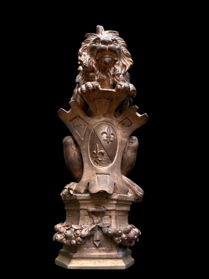 Bronze statuette representing a lion with a coat of arms decorated with a fleur-de-lis, dating from the 19th century. Decorative statuette of French origin dating from the late 19th century. In good condition, the gilding is worn. 