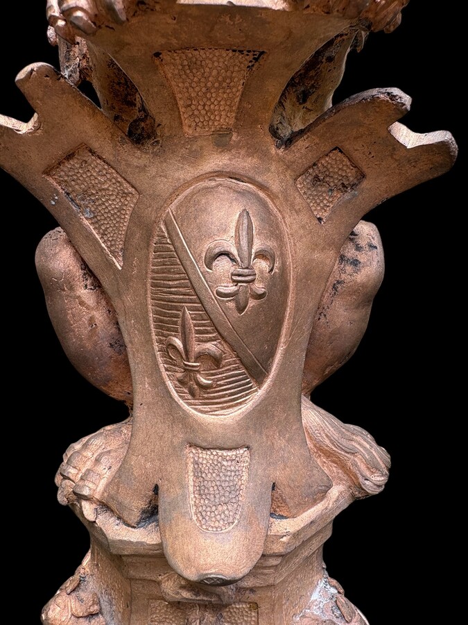 Bronze statuette representing a lion with a coat of arms decorated with a fleur-de-lis, dating from the 19th century. Decorative statuette of French origin dating from the late 19th century. In good condition, the gilding is worn. 