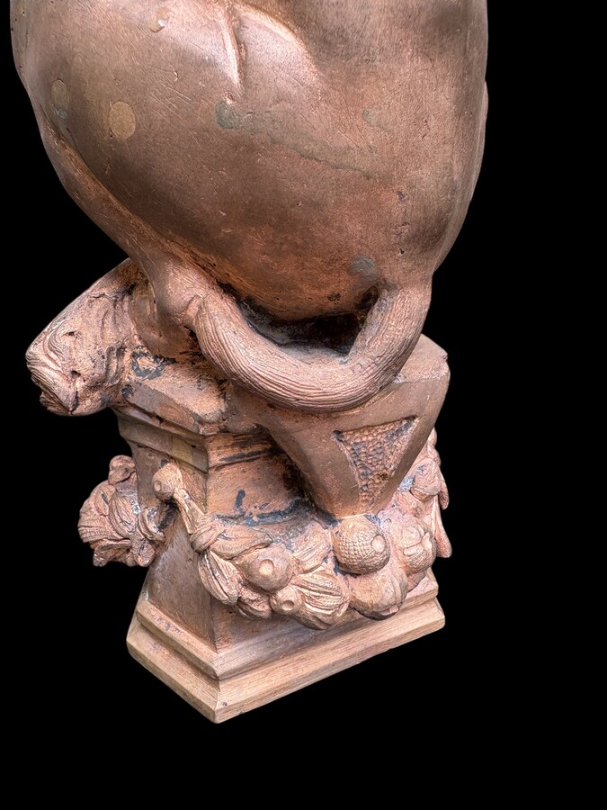 Bronze statuette representing a lion with a coat of arms decorated with a fleur-de-lis, dating from the 19th century. Decorative statuette of French origin dating from the late 19th century. In good condition, the gilding is worn. 