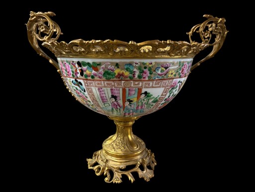 Canton porcelain bowl with gilt bronze trim 19th century Nice porcelain bowl with the following dimensions: Height: 30 cm Width: 38 cm In very good condition.