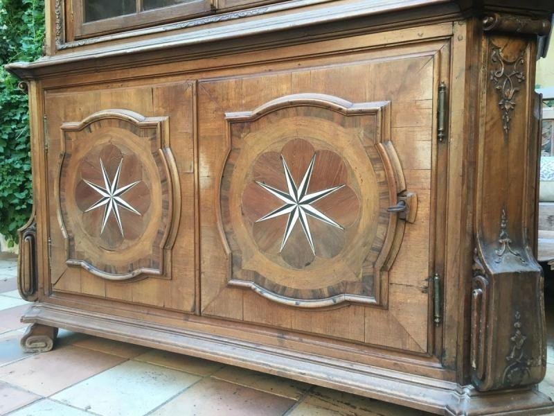 Castle Display Cabinet In Walnut 18thC. Doors And Sides Inlaid With Different Types Of Wood And Ivory Doors On The Side At The Bottom. Dimensions Maximum: Height: 261.5 Cm Width: 170 Cm Depth: 70 Cm Furniture In 2 Parts.