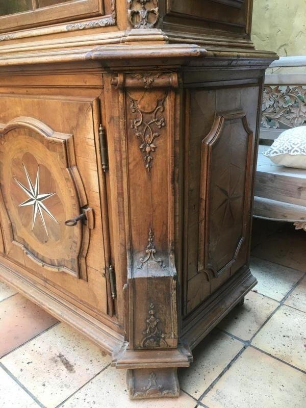 Castle Display Cabinet In Walnut 18thC. Doors And Sides Inlaid With Different Types Of Wood And Ivory Doors On The Side At The Bottom. Dimensions Maximum: Height: 261.5 Cm Width: 170 Cm Depth: 70 Cm Furniture In 2 Parts.