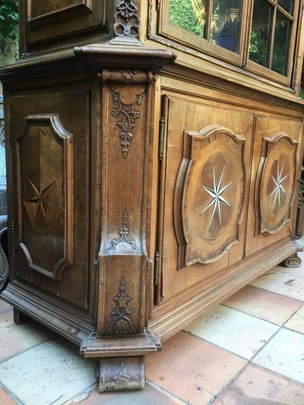 Castle Display Cabinet In Walnut 18thC. Doors And Sides Inlaid With Different Types Of Wood And Ivory Doors On The Side At The Bottom. Dimensions Maximum: Height: 261.5 Cm Width: 170 Cm Depth: 70 Cm Furniture In 2 Parts.