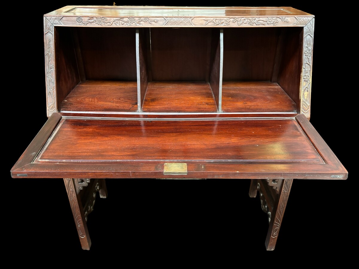 Charming desk / secretaire with footstool , China circa 1900 Finely sculpted desk with Oriental representations and Chinese dragons. Desk in bois de rose fitted with a flap and a large drawer underneath. Matching footstool with silk fabric ( exchangeable 