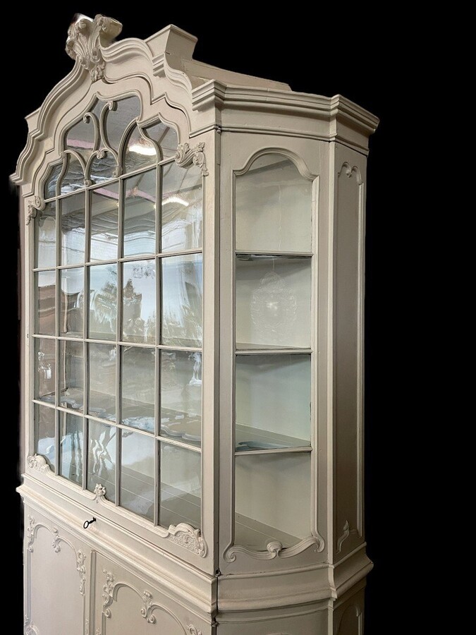 Charming white patinated display cabinet Louis XV 18th century. Beautiful large display cabinet consisting of 2 parts , 1 large display door with large drawer underneath and 2 doors at the bottom. Dimensions : Height : 258 cm ( 84 + 174 cm ) Width : 164
