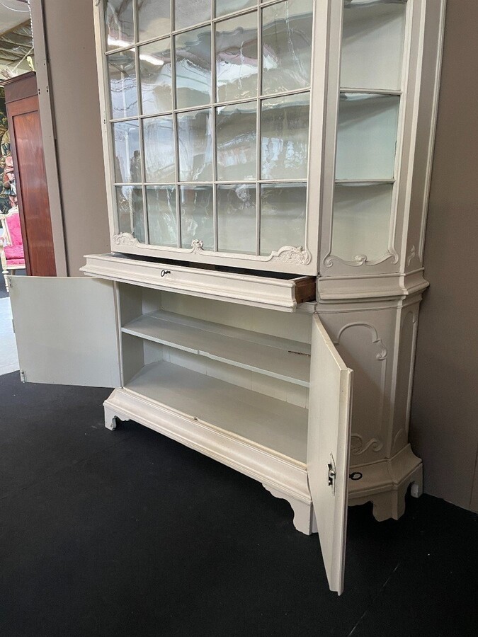 Charming white patinated display cabinet Louis XV 18th century. Beautiful large display cabinet consisting of 2 parts , 1 large display door with large drawer underneath and 2 doors at the bottom. Dimensions : Height : 258 cm ( 84 + 174 cm ) Width : 164